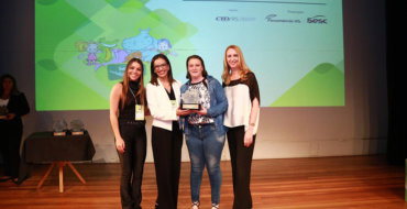 Mormaço recebe Troféu Destaque do Programa Sesc Sorrindo para o Futuro 2018