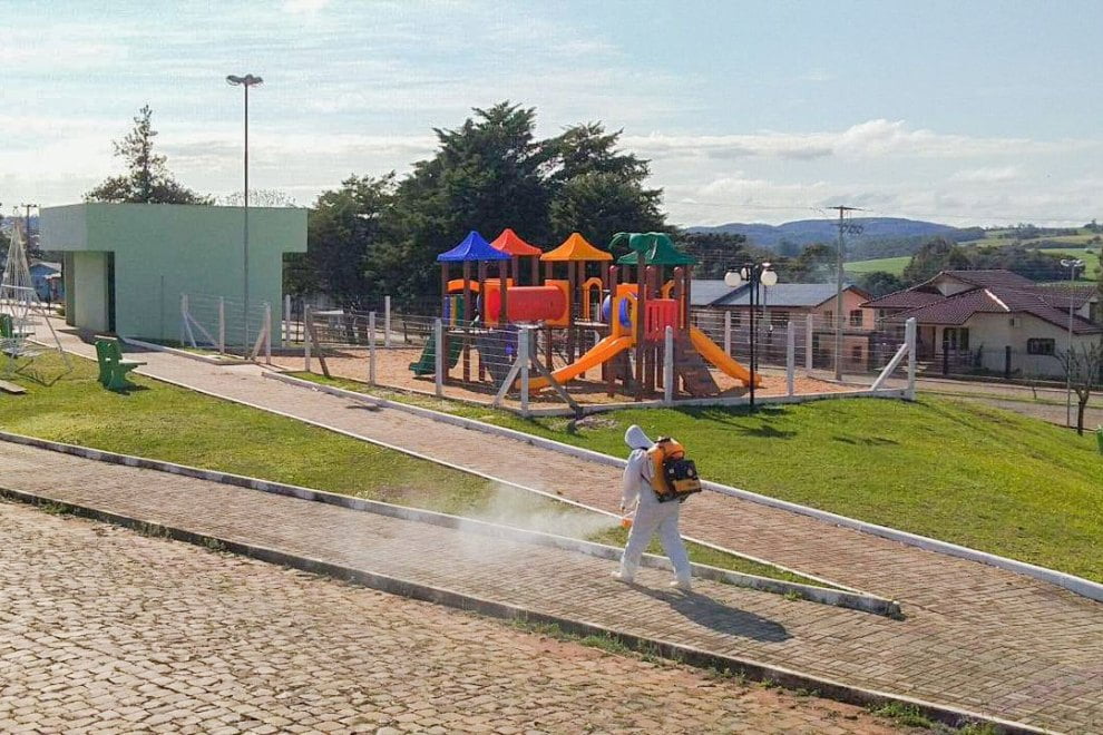 Secretaria Municipal da Saúde faz sanitização de espaços públicos em Mormaço