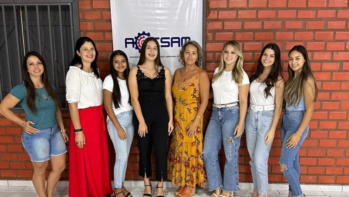 Candidatas à Corte de Mormaço participam de palestra sobre desfile e etiqueta